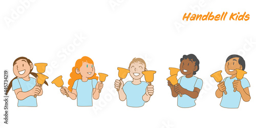 ハンドベルを鳴らす多民族の子供たち