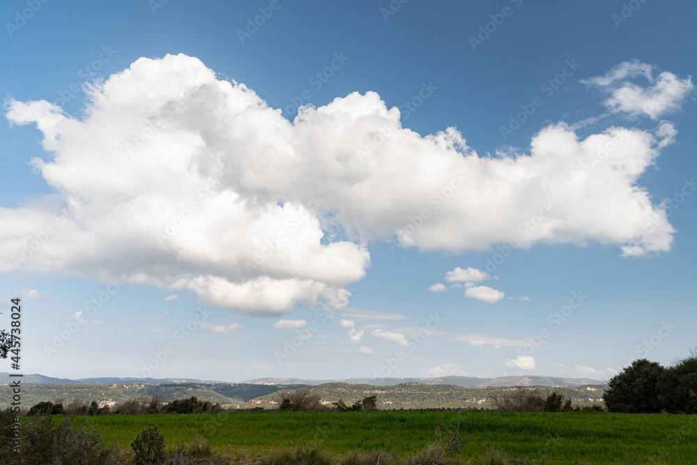 Paisaje horizonte con nubes