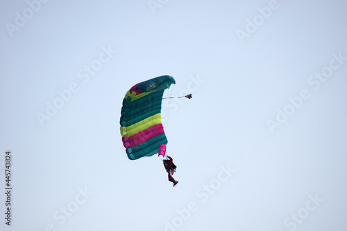 Fallschirmspringer bei der Landung photo