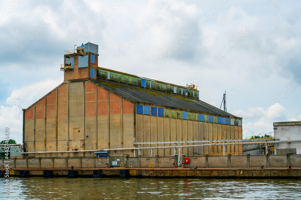 Chemical industry at the Albert channel, Belgium
Chemical industry at the Albert channel, Belgium