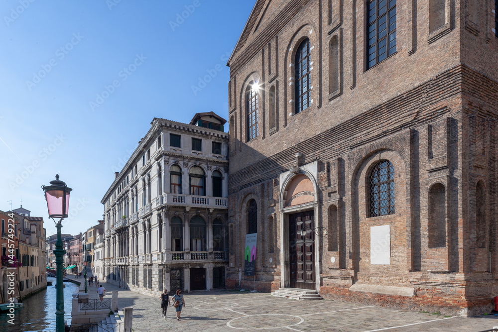 Venezia. Rio della Misericordia, con Palazzo Lezze, fondamenta, omonime e Scuola Grande Nuova della Misericordia 