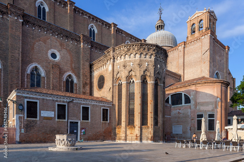 Venezia.. SS Giovanni e Paolo. Abside della basilica verso il campo con cupola e campanile a vela.