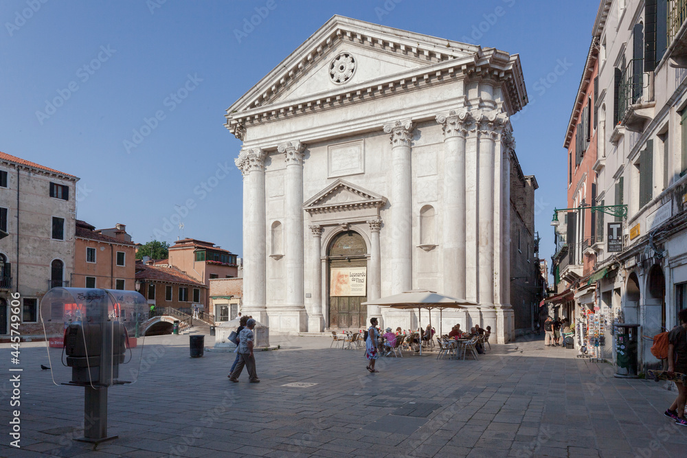 Venezia. Facciata Museo Leonardo da Vinci Exhibition, Chiesa di San Barnaba
