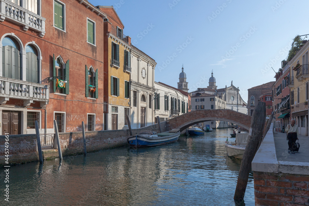 Venezia. Facciata della chiesa delle Terese con Ponte e Rio