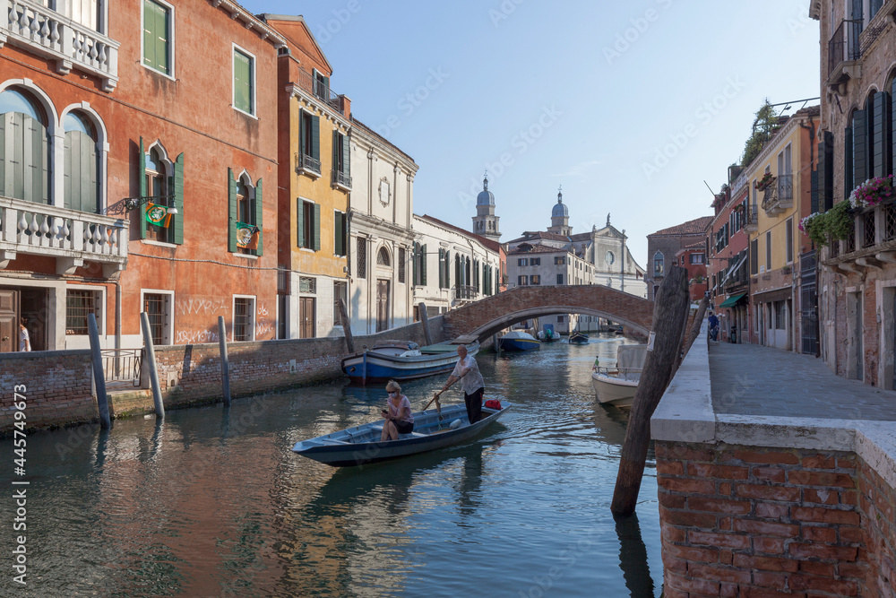 Venezia. Facciata della chiesa delle Terese con Ponte sul Rio e gondoliere