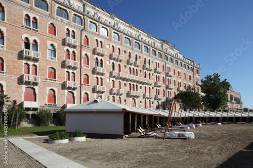 Lido di Venezia. Spiaggia di hotel con lussuosi capanni e lettini. photo