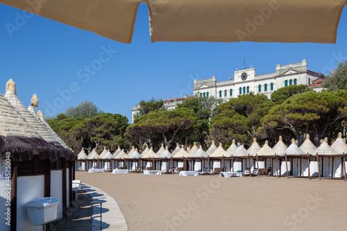 Lido di Venezia. Capanni da spiaggia sullo sfondo di Hotel  Novecentesco. photo