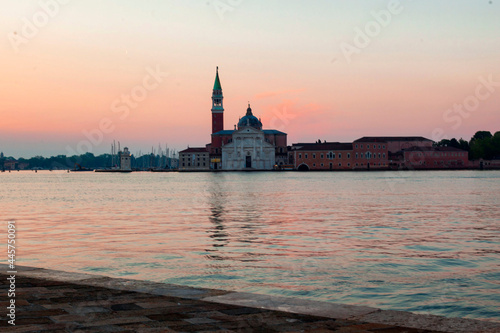 Venezia. San Giorgio Maggiore all'alba riflesso nel Bacino di San Marco