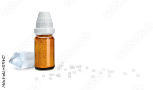 Homöopathische Streukügelchen vor hellem Hintergrund