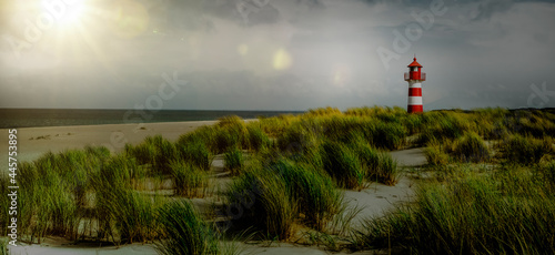 Leuchtturm in Dünen beim Dämmerung