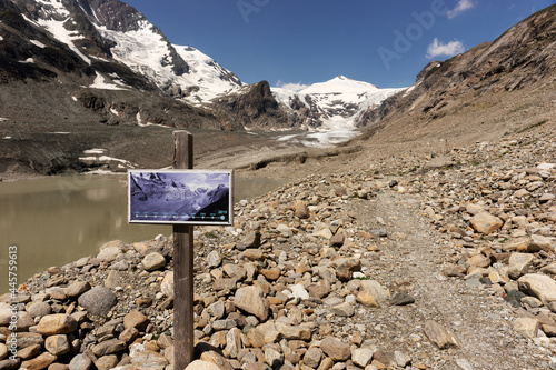 Gletscherstand im Jahr 2015. Paterze am Großglockner im Juli 2021 photo