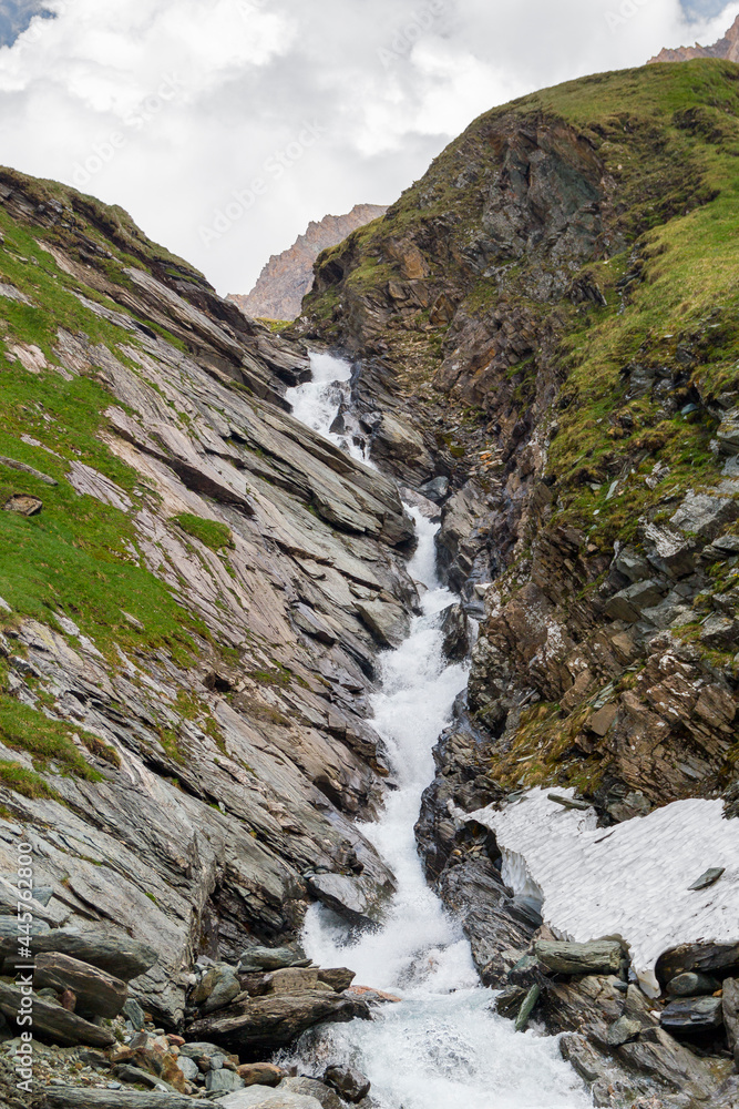 kleiner Wasserfall im Nationalpark Großglockner bei Kals, Osttirol