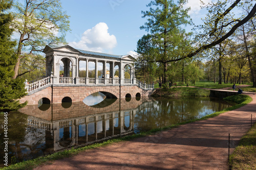 arched bridge on the pond in the park © Дмитрий Солодянкин