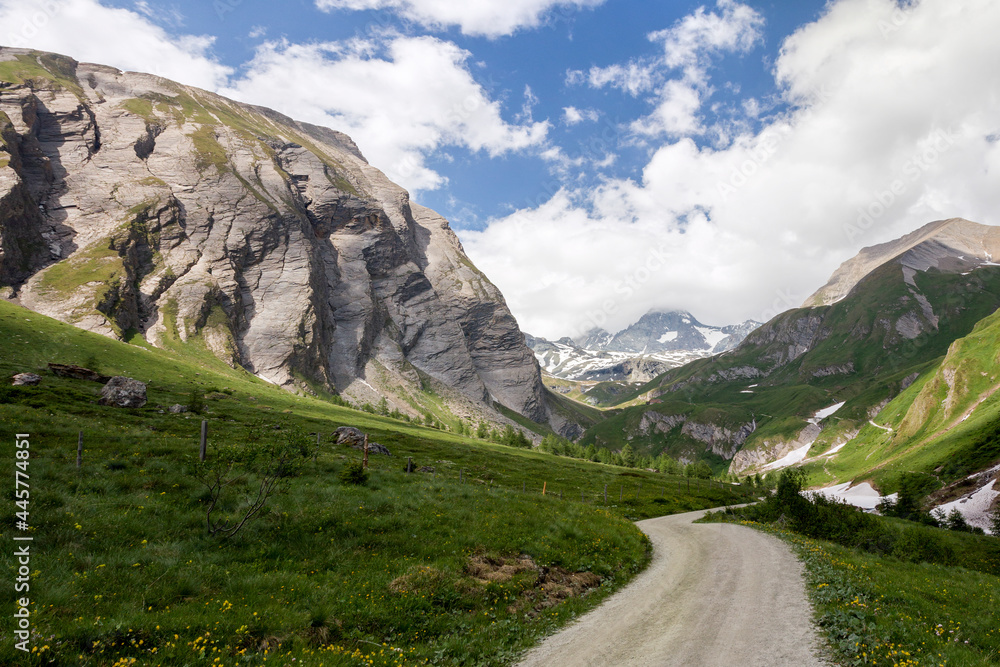 Fototapeta premium Blick Richtung Großglockner im Nationalpark Großglockner, Kals Österreich