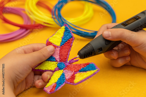 Making a colorfull buttlerfly with a 3d pen color