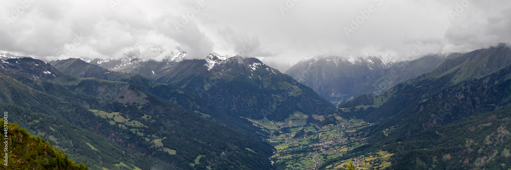 Panorama der Berge des Nationalparks hohe Tauern in Matrei, Osttirol Österreich Panorama der Berge des Nationalparks hohe Tauern in Matrei, Osttirol Österreich