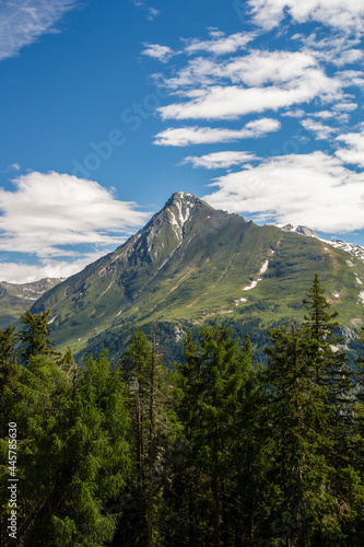 Panoramablick einer Gebirgskette im Nationalpark Hohe Tauern in Matrei, Österreich