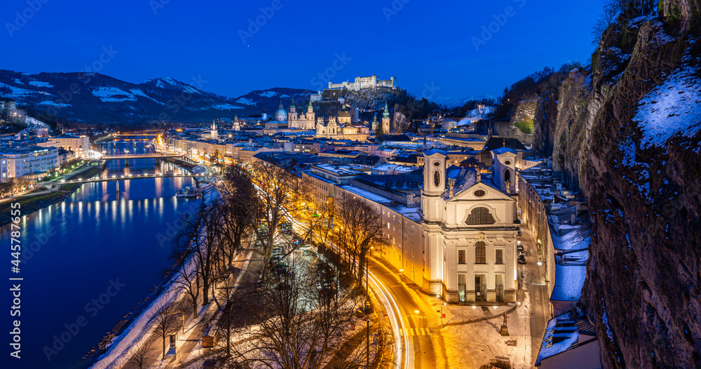 Salzburg im Winter in der blauen Stunde