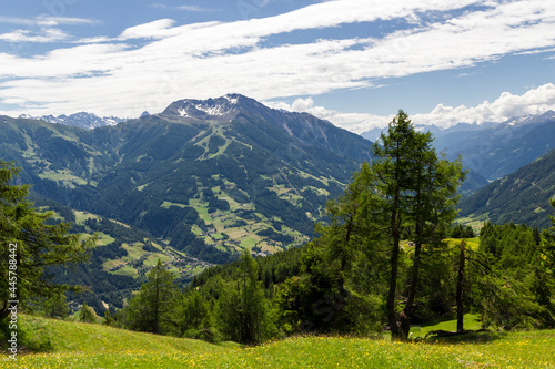 Panoramablick einer Gebirgskette im Nationalpark Hohe Tauern in Matrei, Österreich