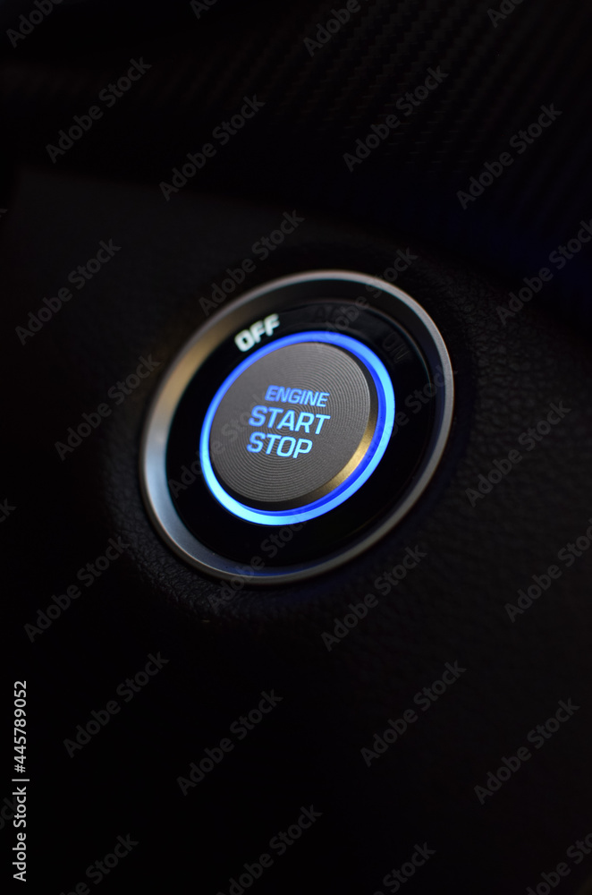 Boton de encendido electronico para un vehiculo de lujo, color negro y azul.