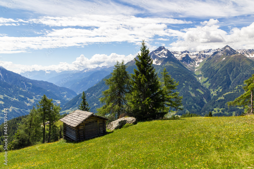 eine alte Berghütte inmitten einer wunderschönen Wiese im Hochtauern Nationalpark nahe Matrei, Osttirol Österreich