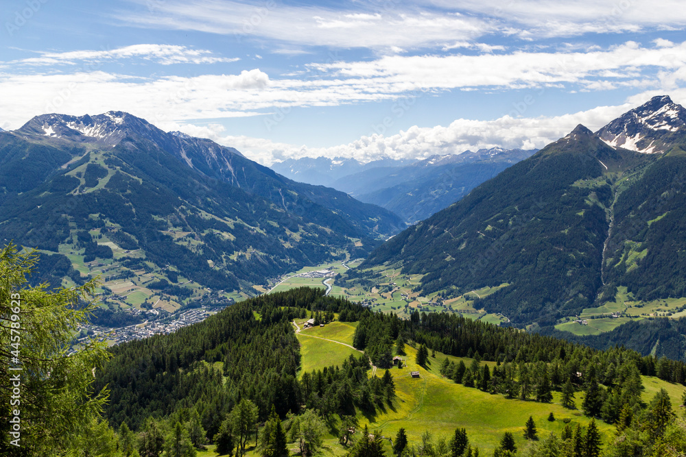 Fototapeta premium Blick ins Tal von Matrei, Österreich 