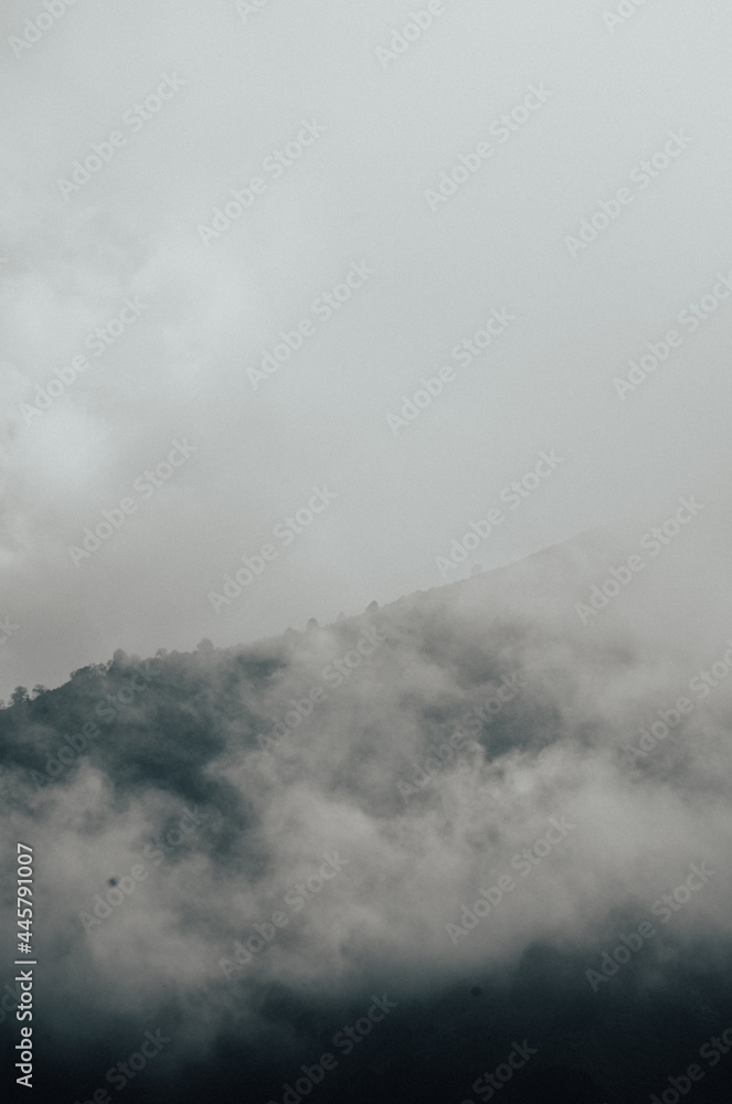 Góry w mgle
