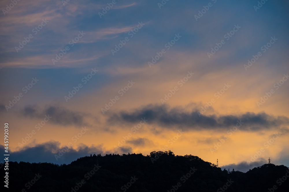 Obraz premium 夜明け前の六甲山。空がオレンジ色に染まって来た。 神戸市東灘区のマンション高層階から撮影
