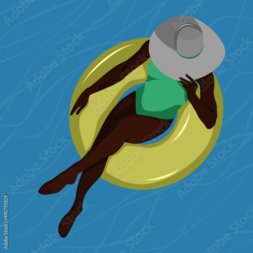 Młoda czarna kobieta relaksująca się na w basenie. Widok z góry szczupłej dziewczyny w stroju kąpielowym i kapeluszu na żółtym materacu w dużym basenie. Letnia wakacyjna ilustracja wektorowa.