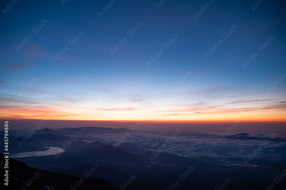 富士山から望む雲海と朝焼け