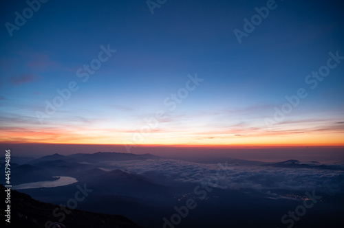 富士山から望む雲海と朝焼け