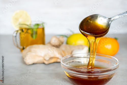 Mixtures of honey, ginger and garlic that are useful in the cold and refreshing for the body photo
