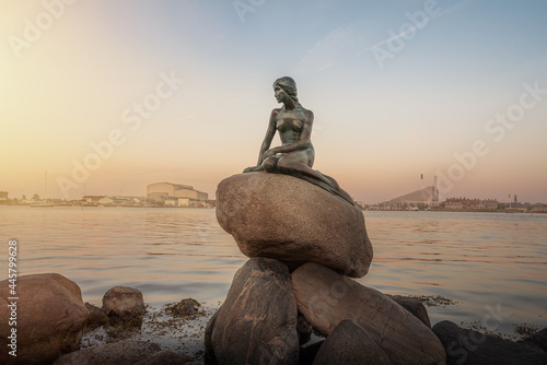 Obraz na płótnie Little mermaid statue at sunset - Copenhagen, Denmark