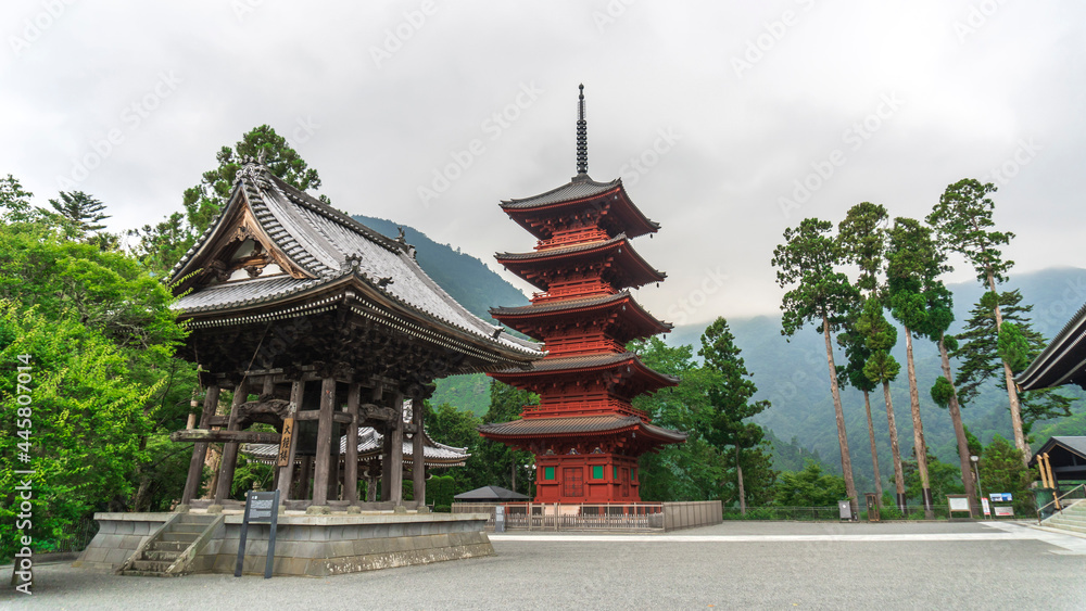 Obraz premium 鐘撞堂と五重塔【身延山久遠寺】/山梨県南巨摩郡