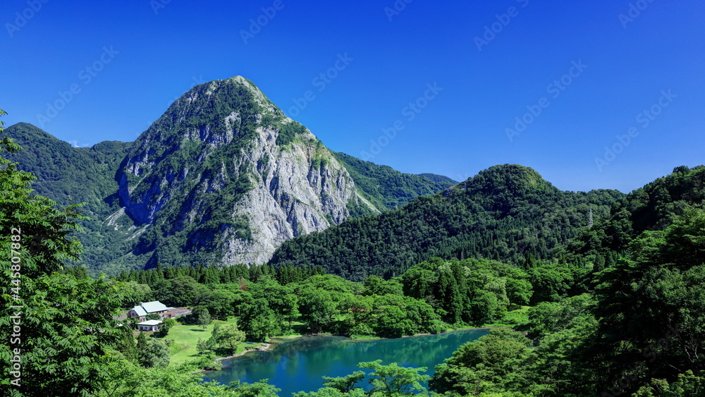 Obraz premium 高浪の池と明星山