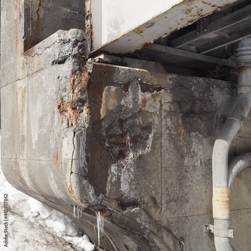 劣化した鉄筋コンクリート