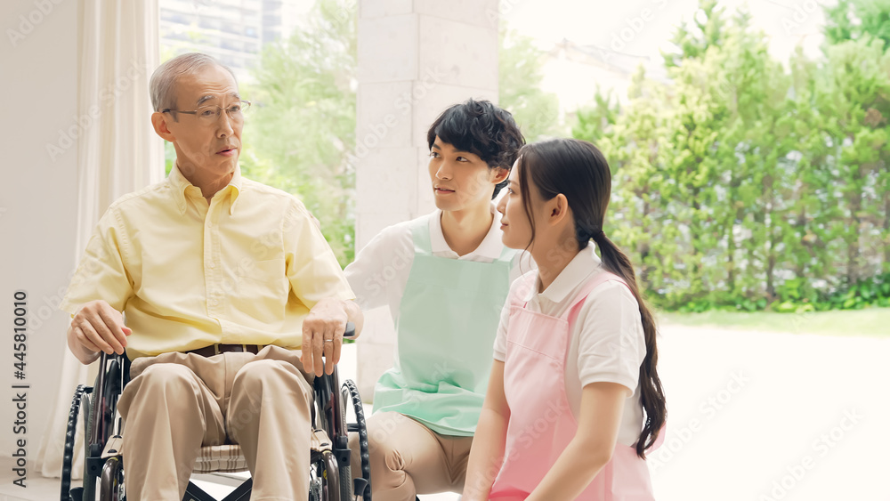 車いすに乗ったお年寄りと介護ヘルパー