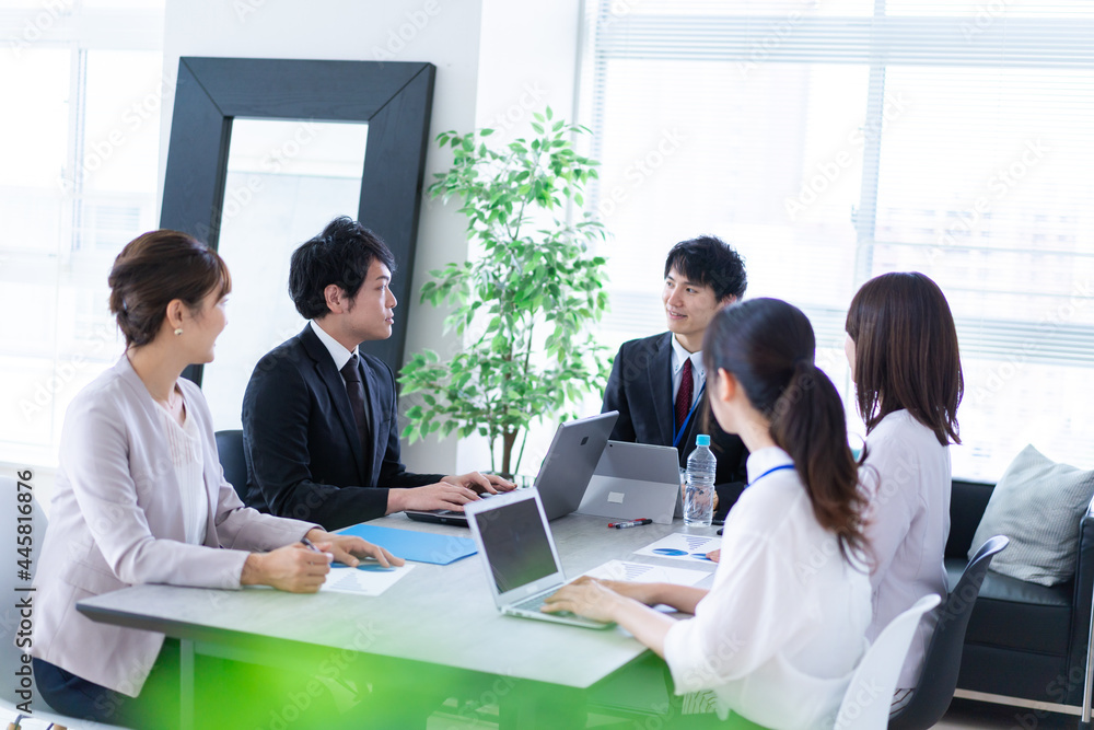 コンサルティング会社で働くビジネスパーソン