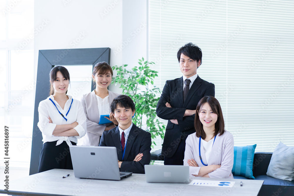 コンサルティング会社で働くビジネスパーソン コンサルティング会社で働くビジネスパーソン