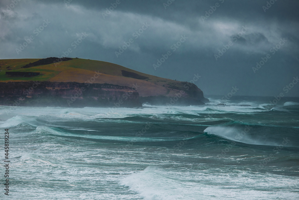 Fototapeta premium waves crashing on rocks