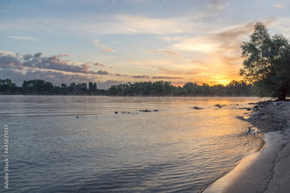 Obraz premium Sonnenaufgang am Flußufer