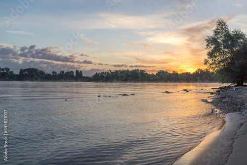 Sonnenaufgang am Flußufer © parallel_dream
