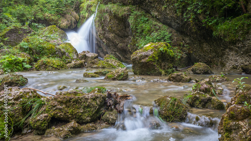 Wasserfall mit Bachlauf