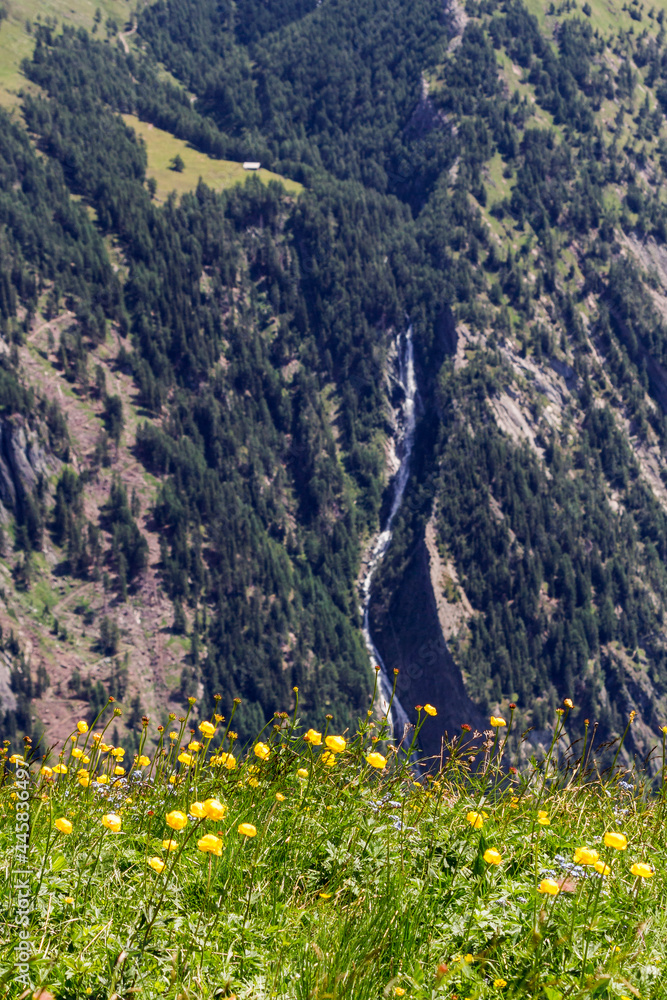 Fototapeta premium Blick zum Steiner Wasserfall in Matrei, Osttirol Österreich