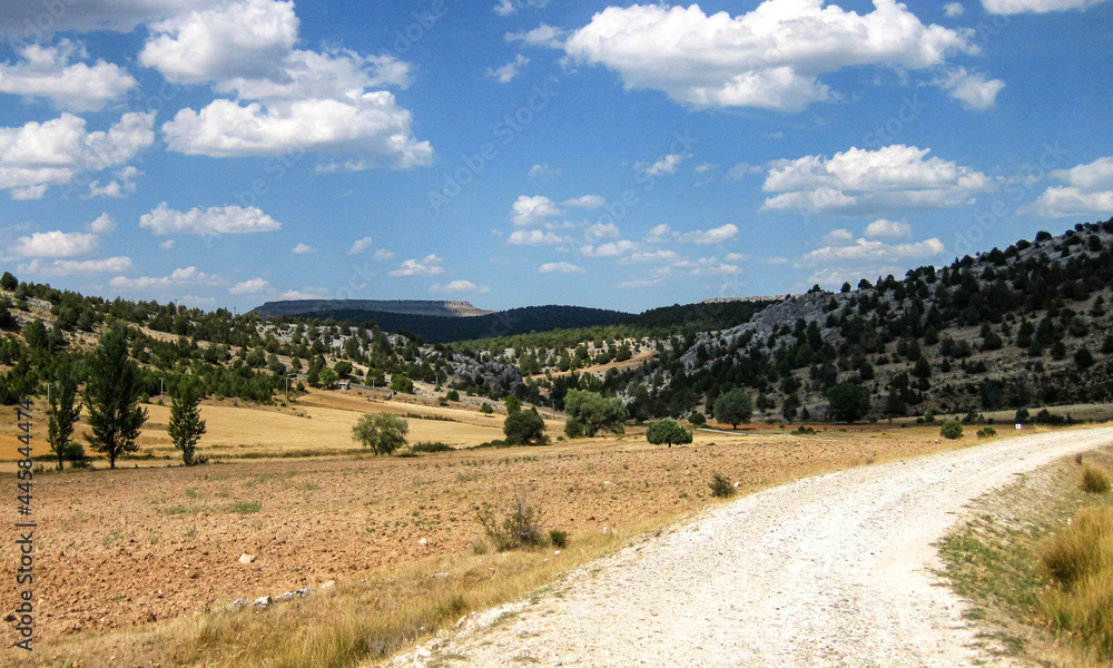 Obraz premium Campos de cultivo y montaña de España.