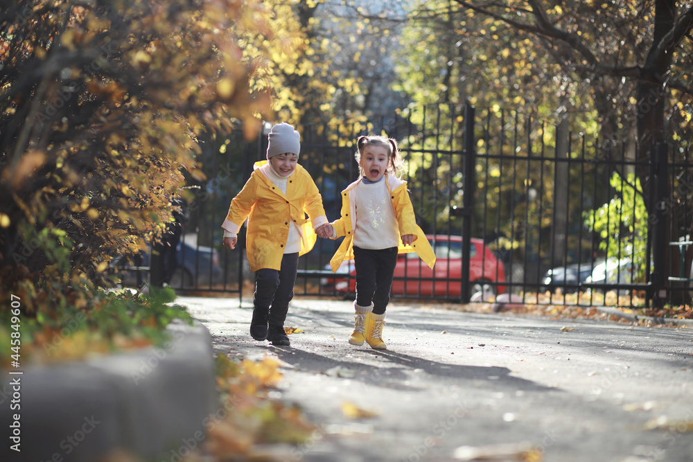 Obraz premium Children walk in the autumn park