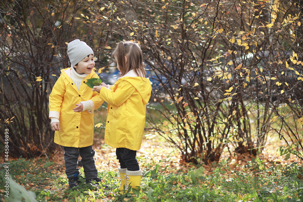 Children walk in the autumn park