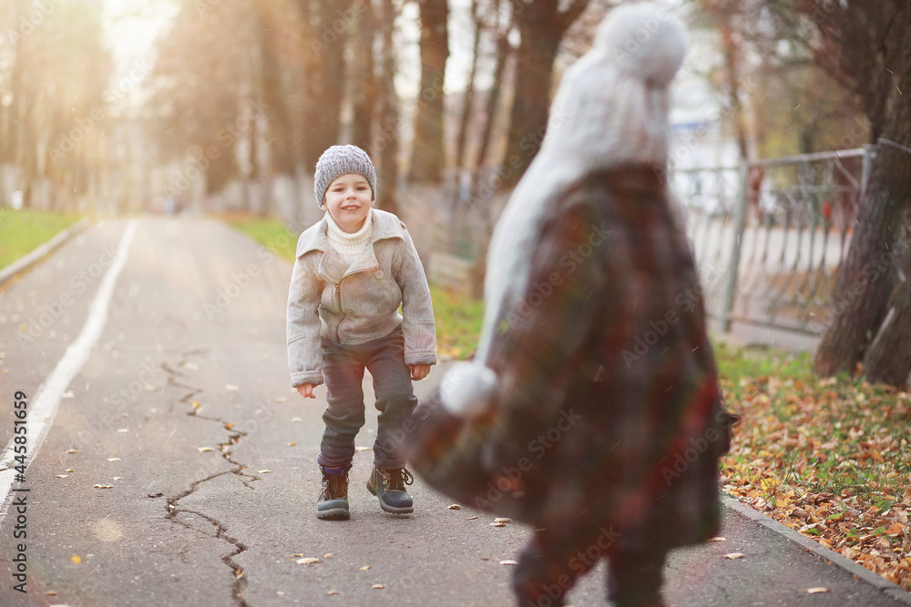 Fototapeta premium Children walk in the autumn park