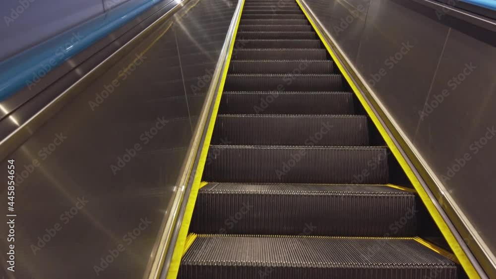東京都品川区天王洲アイルにある地下鉄の駅の長いエスカレーター 東京都品川区天王洲アイルにある地下鉄の駅の長いエスカレーター