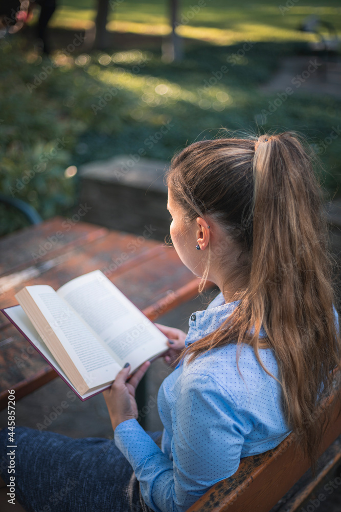 Obraz premium Lektorin bei der Arbeit